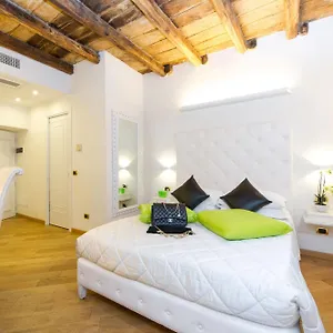 Domus Spagna Capo Le Case Bed & Breakfast